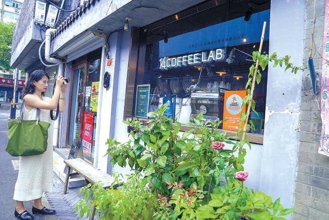 小巷特色小店揭秘，如何同步觀看衛(wèi)視直播的實用指南