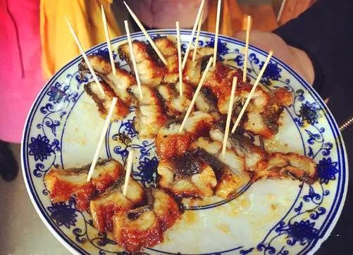極品全能高手夏天最新探索，小巷中的美食秘密