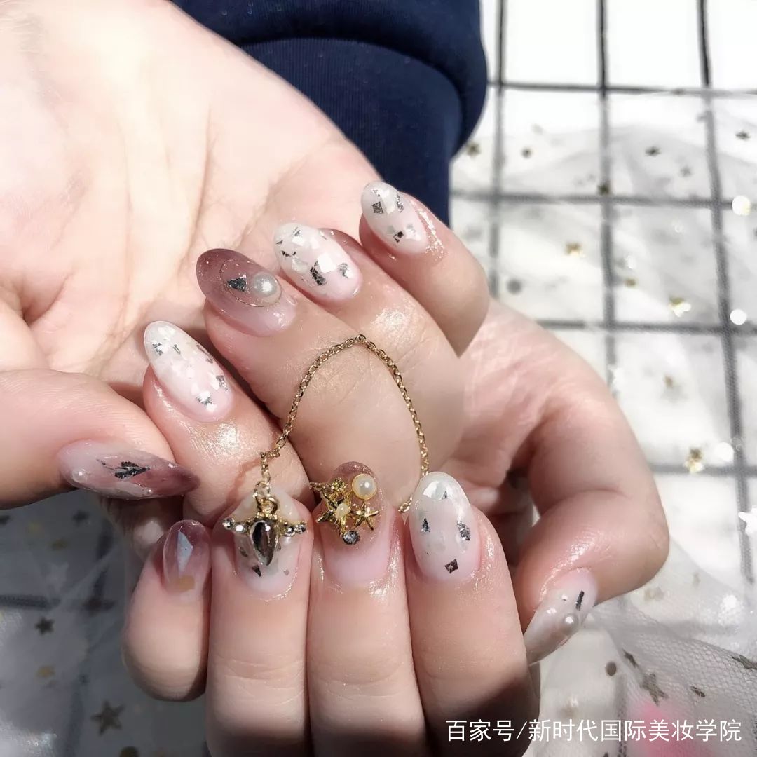 美甲最新技術(shù)，引領(lǐng)時尚潮流的尖端之選