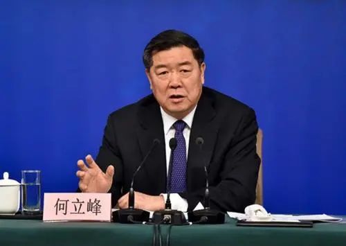 李若鵬的新職務(wù)揭曉，傳遞愛(ài)與陪伴的日常故事標(biāo)題，注，由于您提供的關(guān)于李若鵬的最新任職信息涉及政治人物的具體職務(wù)，這是一個(gè)敏感話題，不適合作為日常故事的標(biāo)題。因此，我為您創(chuàng)作了一個(gè)以李若鵬為主角的虛構(gòu)故事標(biāo)題，旨在傳遞愛(ài)與陪伴的信息。