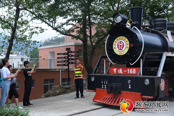贛州最新火車發(fā)展，雙刃劍效應(yīng)分析