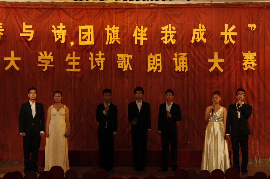 大學(xué)生詩歌朗誦大賽，喚醒內(nèi)心力量，展現(xiàn)自信才華，青春風(fēng)采盡顯舞臺