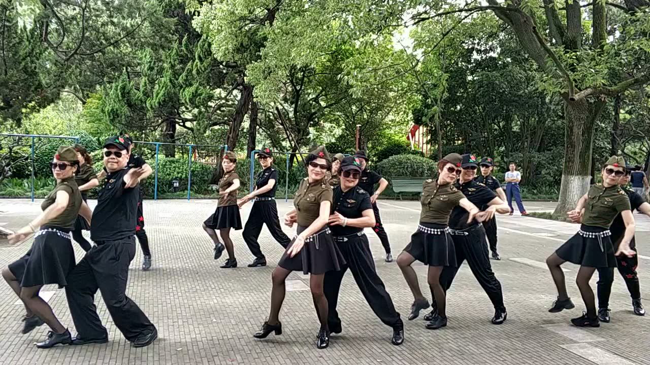 最新廣場水兵舞，社會現(xiàn)象的深度解讀與解析
